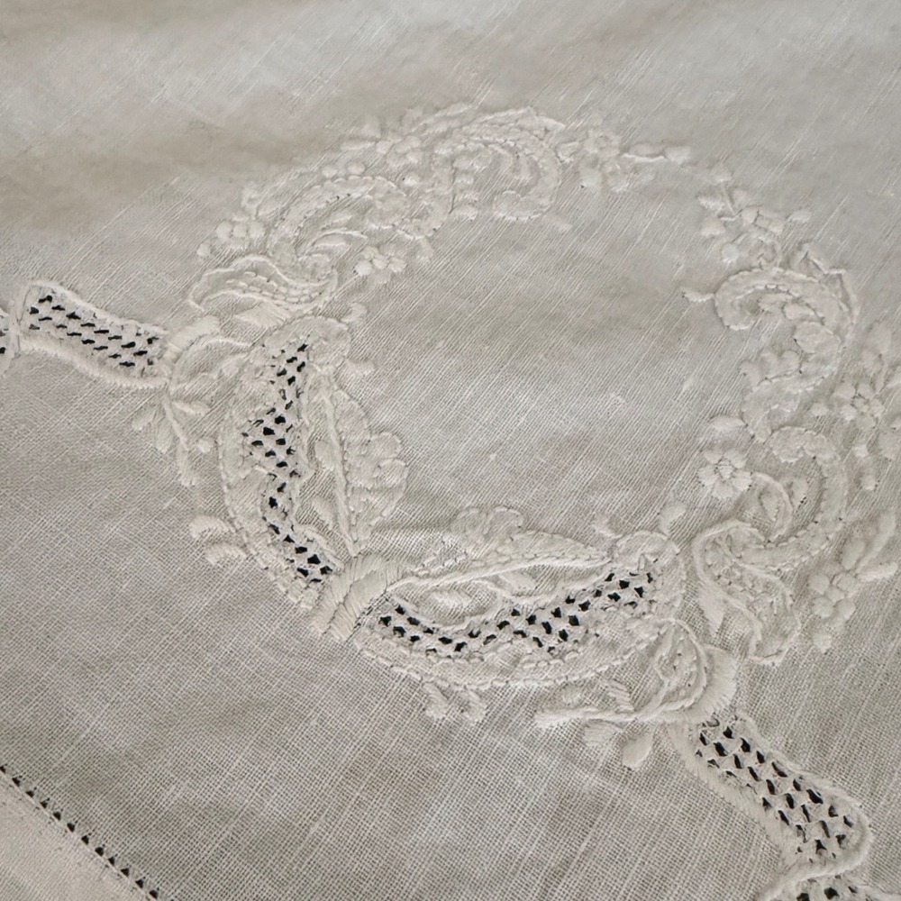 Vintage White Linen Cotton Hand Towels Set of 2 Wreath Embroidery 21x12
